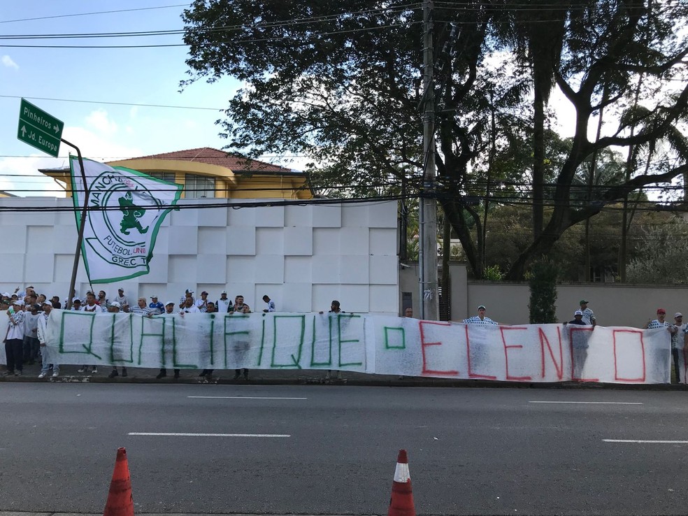 Torcida organizada do Palmeiras faz protesto em frente à sede da Crefisa — Foto: Reprodução