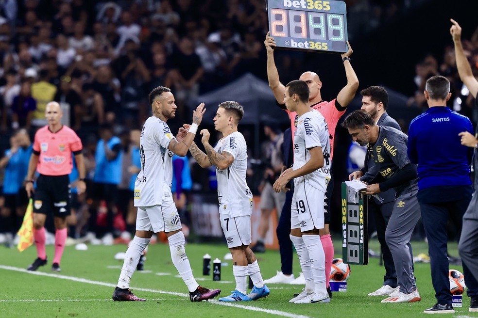 Neymar é substituído por Soteldo em Corinthians x Santos — Foto: Marcello Zambrana/AGIF
