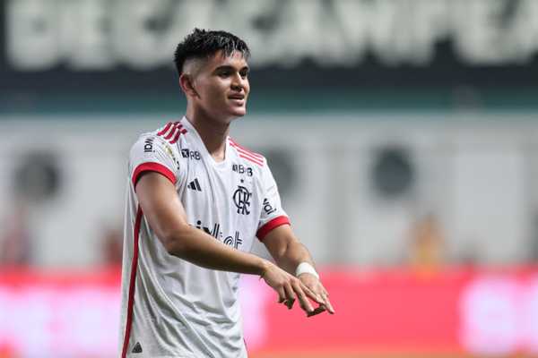 Alcaraz elogia técnica de Pulgar e o compara a craque após lance controverso