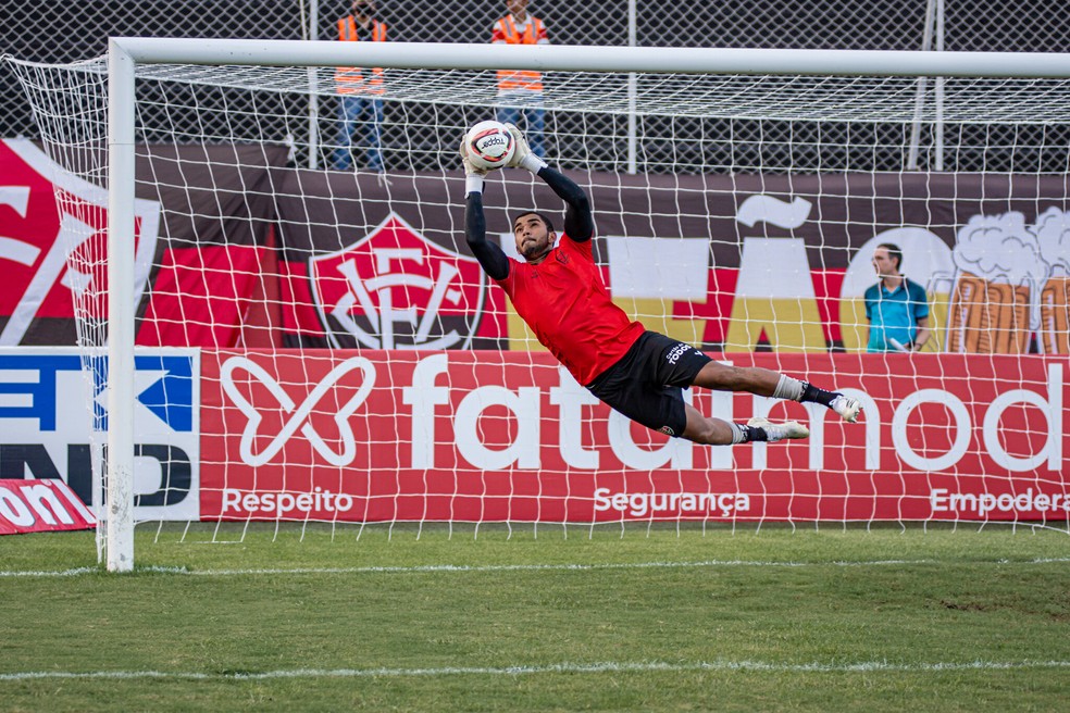 Lucas Arcanjo, do Vitória, é eleito melhor goleiro de abril da Série B -  Folha do Estado da Bahia