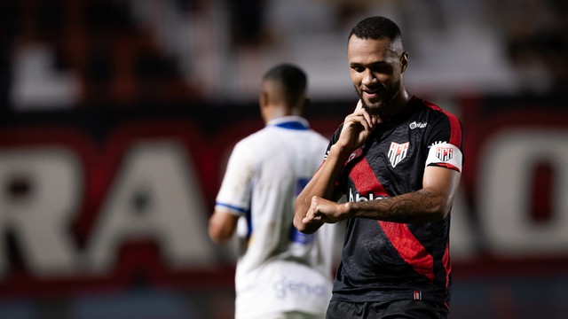 Gustavo Coutinho comemora gol contra o Avaí