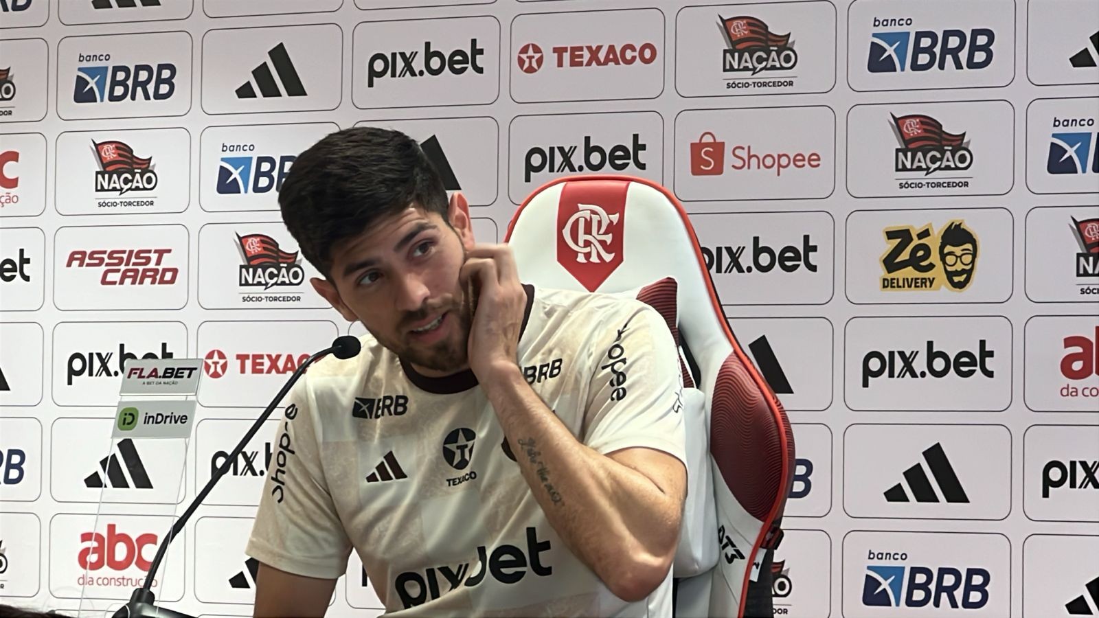 Rossi destaca modelo de jogo de Filipe Luís no Flamengo: Defesa começa no ataque