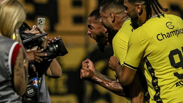 São Bernardo vence o Goiás no fim