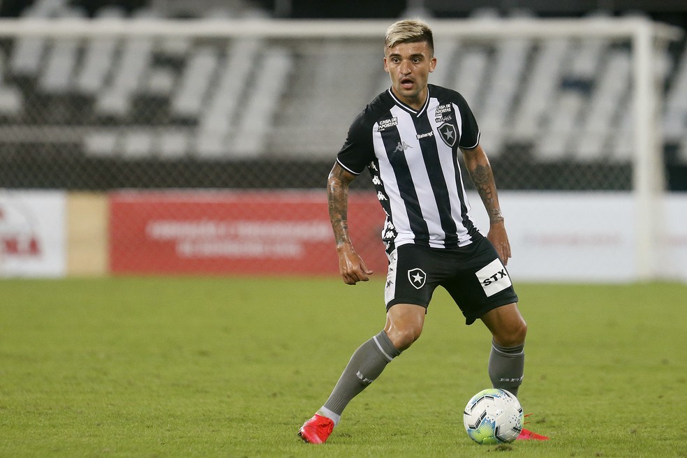 Victor Luis em ação pelo Botafogo em 2020 — Foto: Vitor Silva/Botafogo