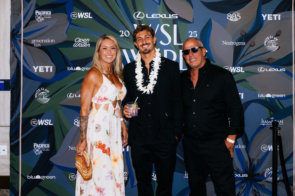 WSL Awards: João Chianca e os pais — Foto: WSL