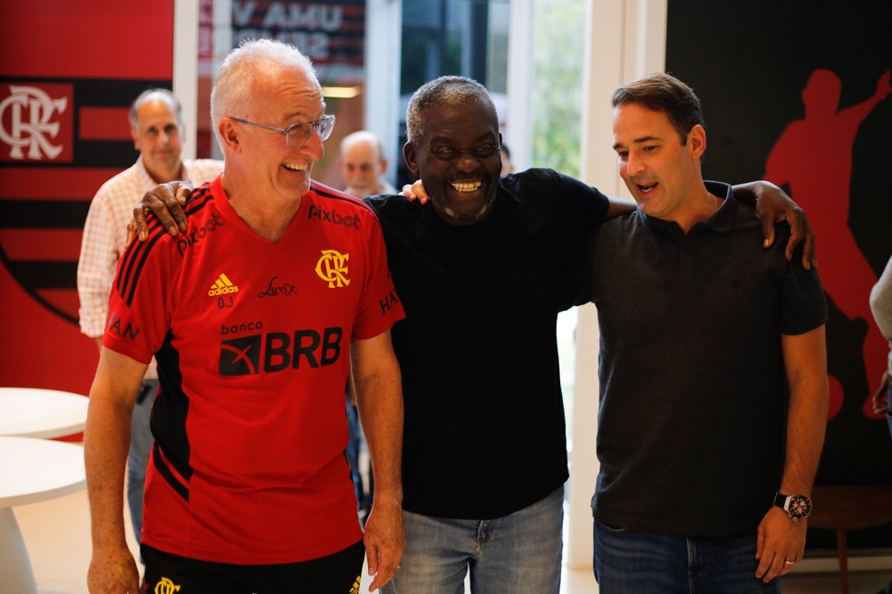 Denir sorridente ao lado de Dorival e Gabriel Skinner no Flamengo — Foto: Gilvan de Souza / CRF