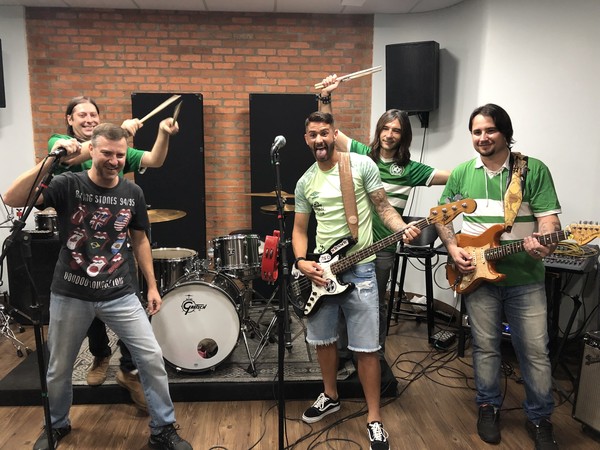 Estranho no ninho: atacante rock'n'roll, Everaldo se apega à