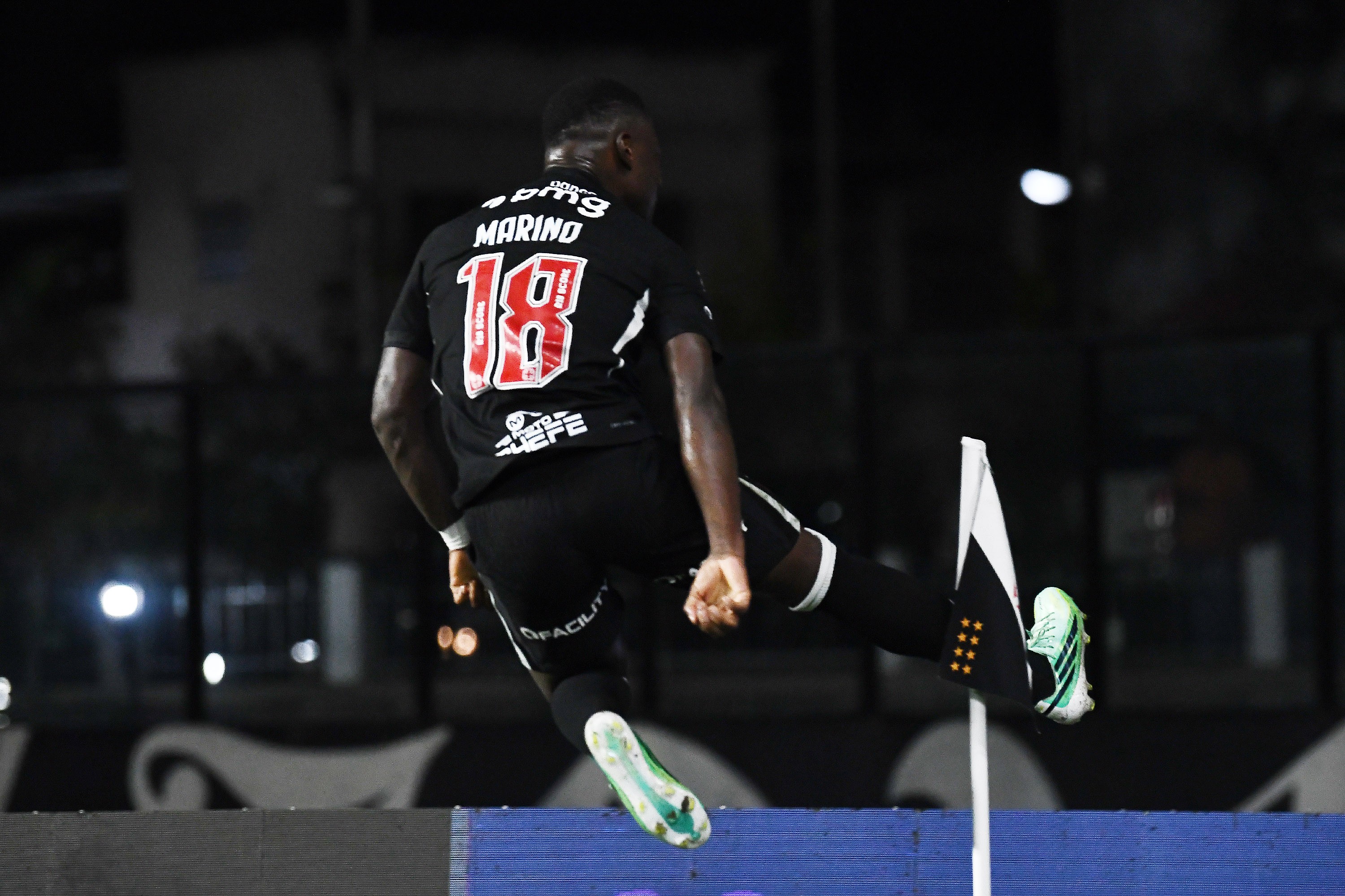 Análise: Vasco arranca virada no coração, espanta má fase e ganha moral para enfrentar o Flamengo