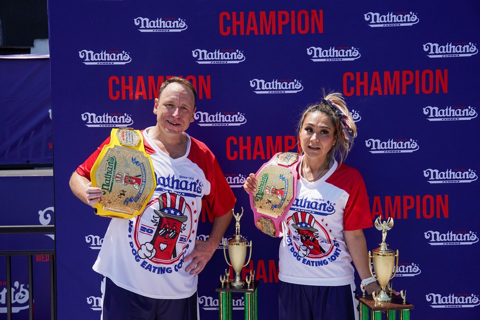 Joey Chestnut e Miki Sudo, vencedores da competi&ccedil;&atilde;o de comer cachorro-quente do Nathan Famous &mdash; Foto: REUTERS