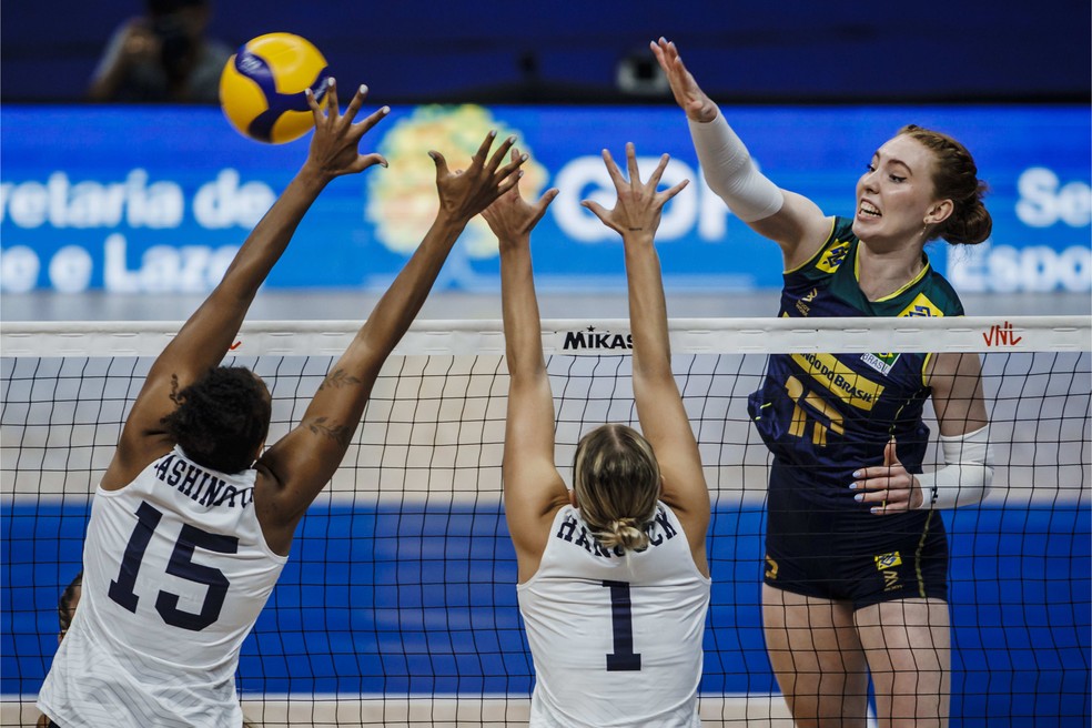 Julia Bergmann ataca contra bloqueio dos EUA — Foto: Divulgação/FIVB