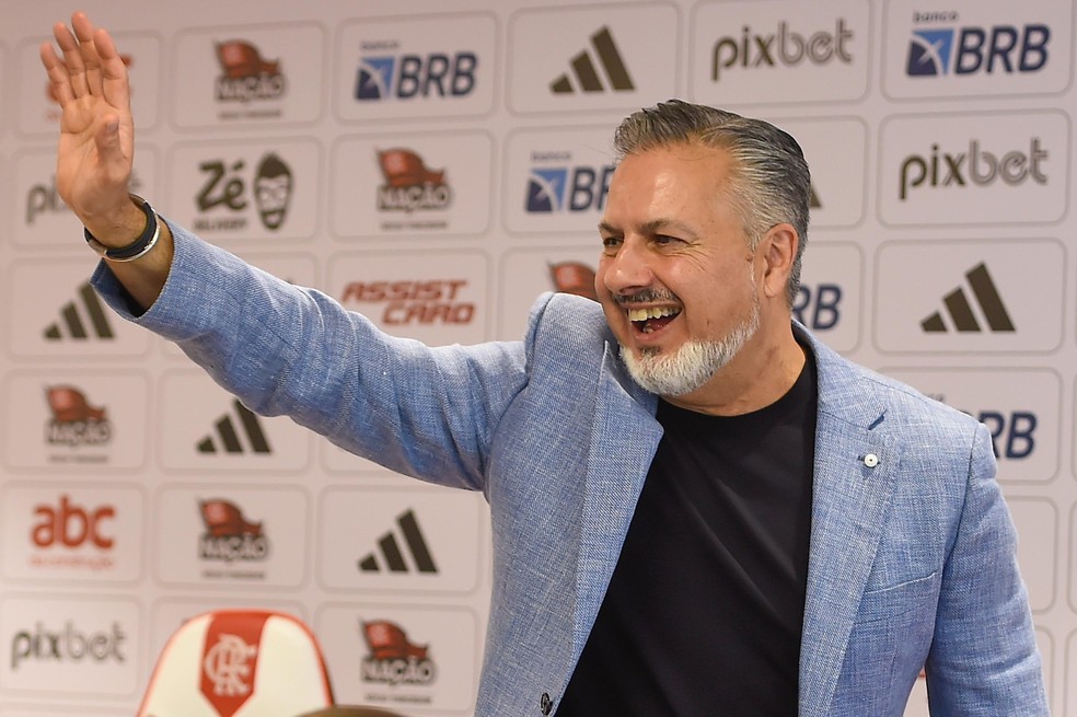 Jos� Boto em sua primeira entrevista coletiva no Flamengo � Foto: Marcelo Cortes / CRF