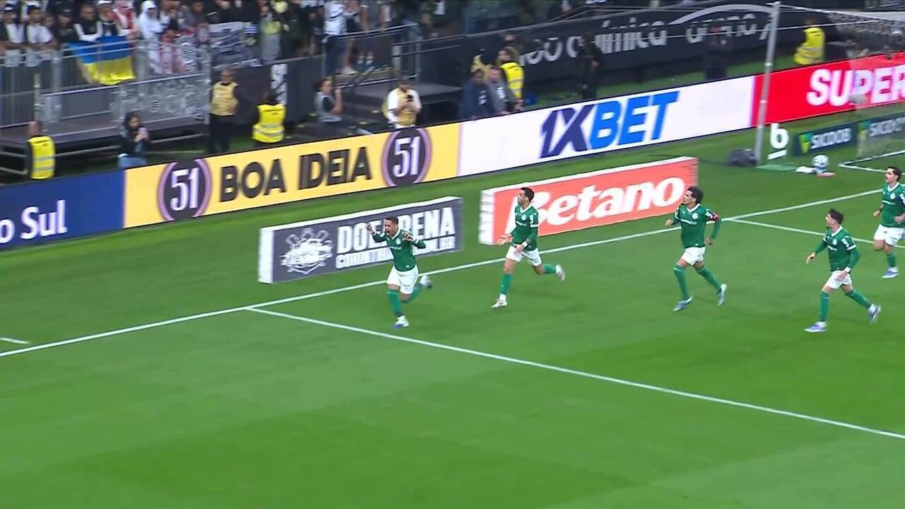 Corinthians é denunciado no STJD após arremessos de objetos no campo em clássico contra Palmeiras