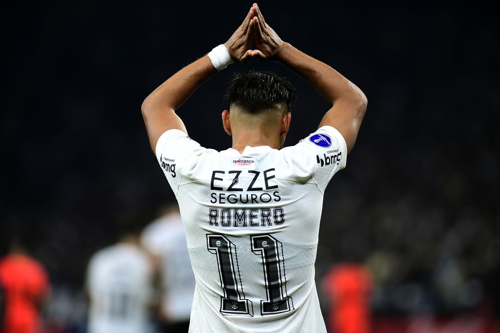 Romero comemora o gol anotado pelo Corinthians contra o Nacional — Foto: Marcos Ribolli