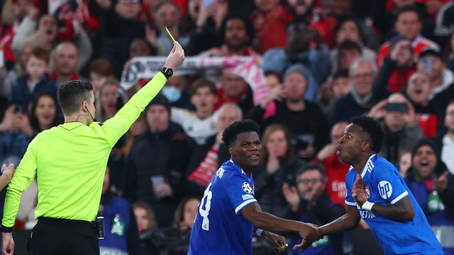 Vini leva cartão amarelo após comemoração