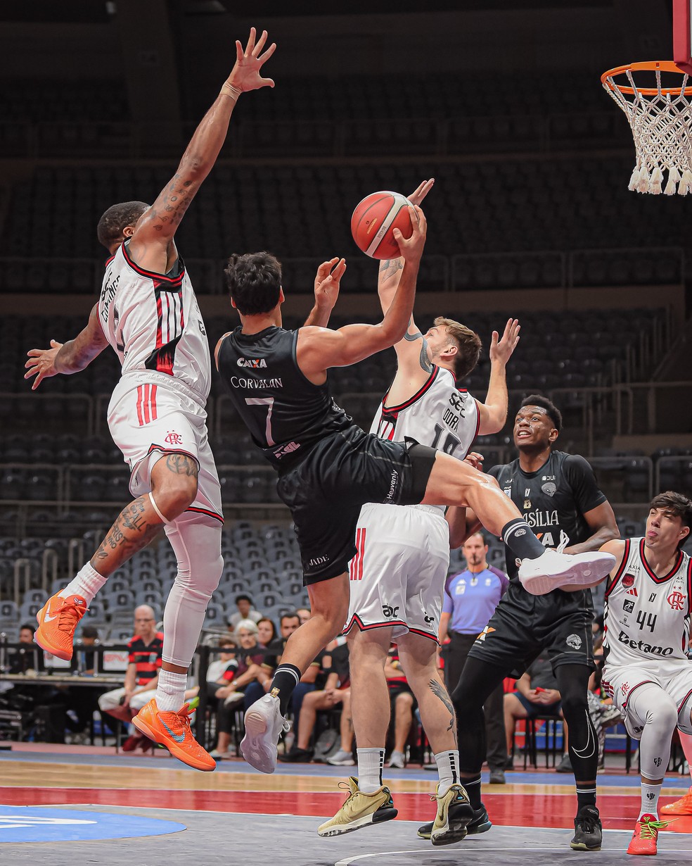 Armador Facundo Corvalán foi o cestinha da vitória do Brasília sobre o Flamengo — Foto: Paula Reis/Flamengo