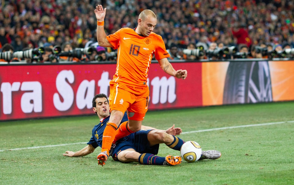 Wesley Sneijder e Sergio Busquets durante a final da Copa do Mundo de 2010, entre Holanda e Espanha — Foto: Getty Images