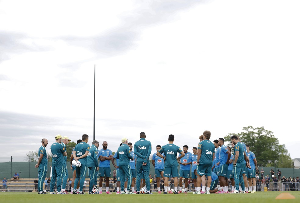 Seleção brasileira em treinamento antes da partida