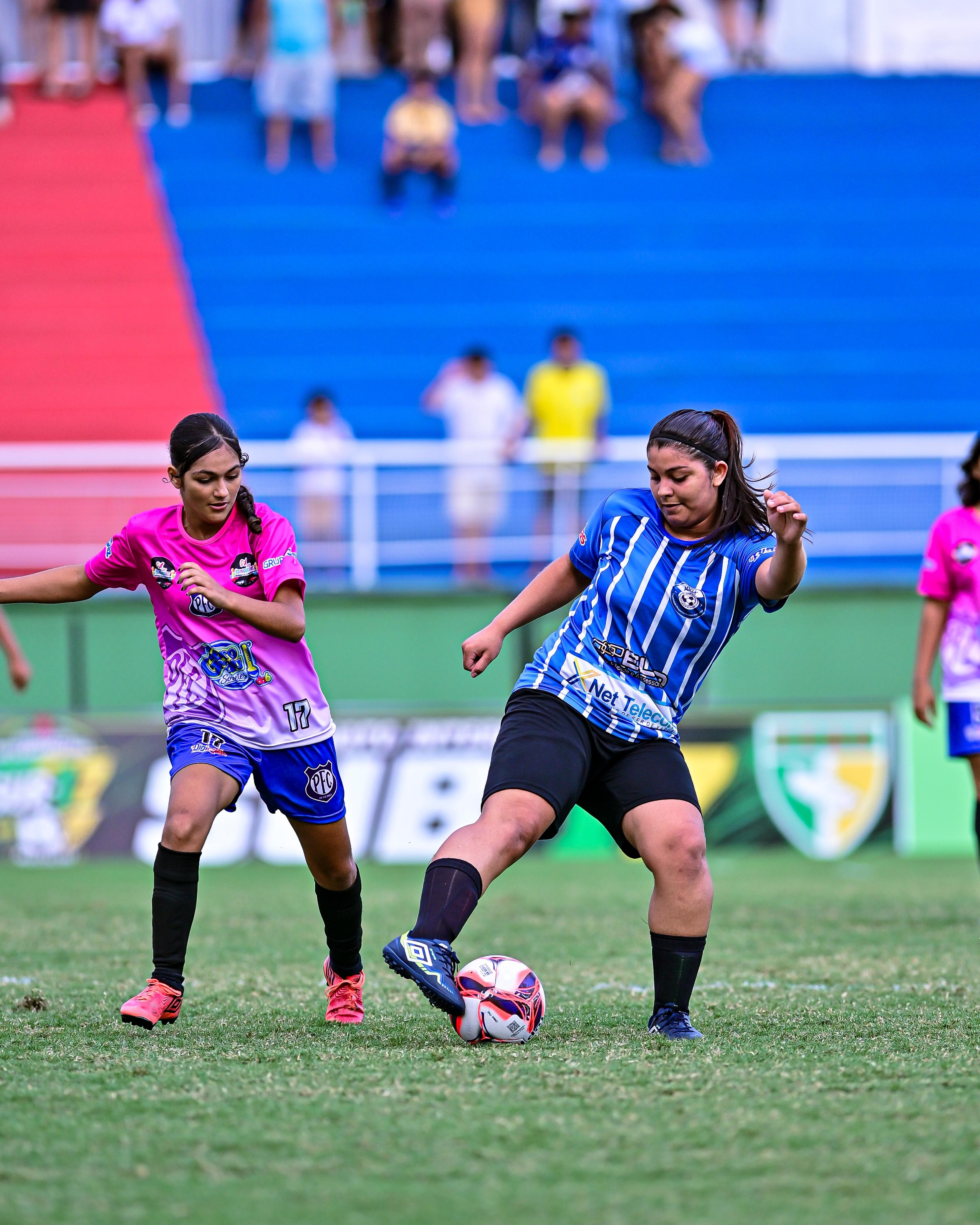 Jogadoras do Campeonato Acreano Feminino Sub-17 em ação durante a fase inicial