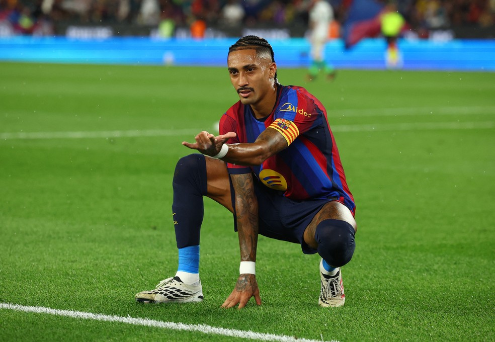 Raphinha comemora gol do Barcelona sobre o Racing Santander — Foto: Reuters