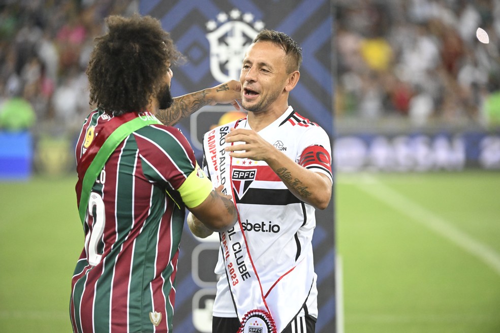 Marcelo e Rafinha trocam faixas antes de Fluminense x São Paulo — Foto: Andre Durão