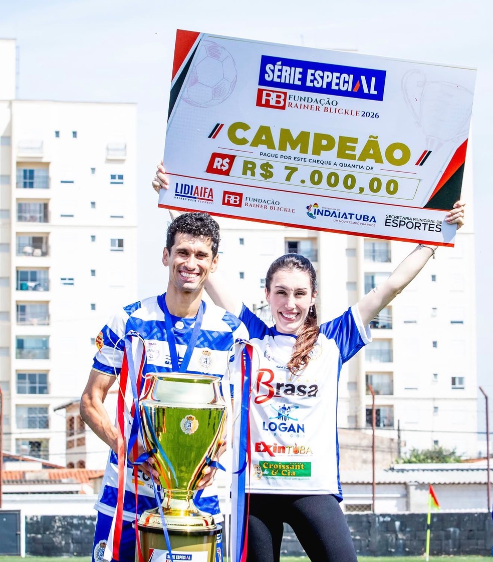 Max ao lado da esposa: dupla faz sucesso no futebol amador — Foto: Arquivo Pessoal