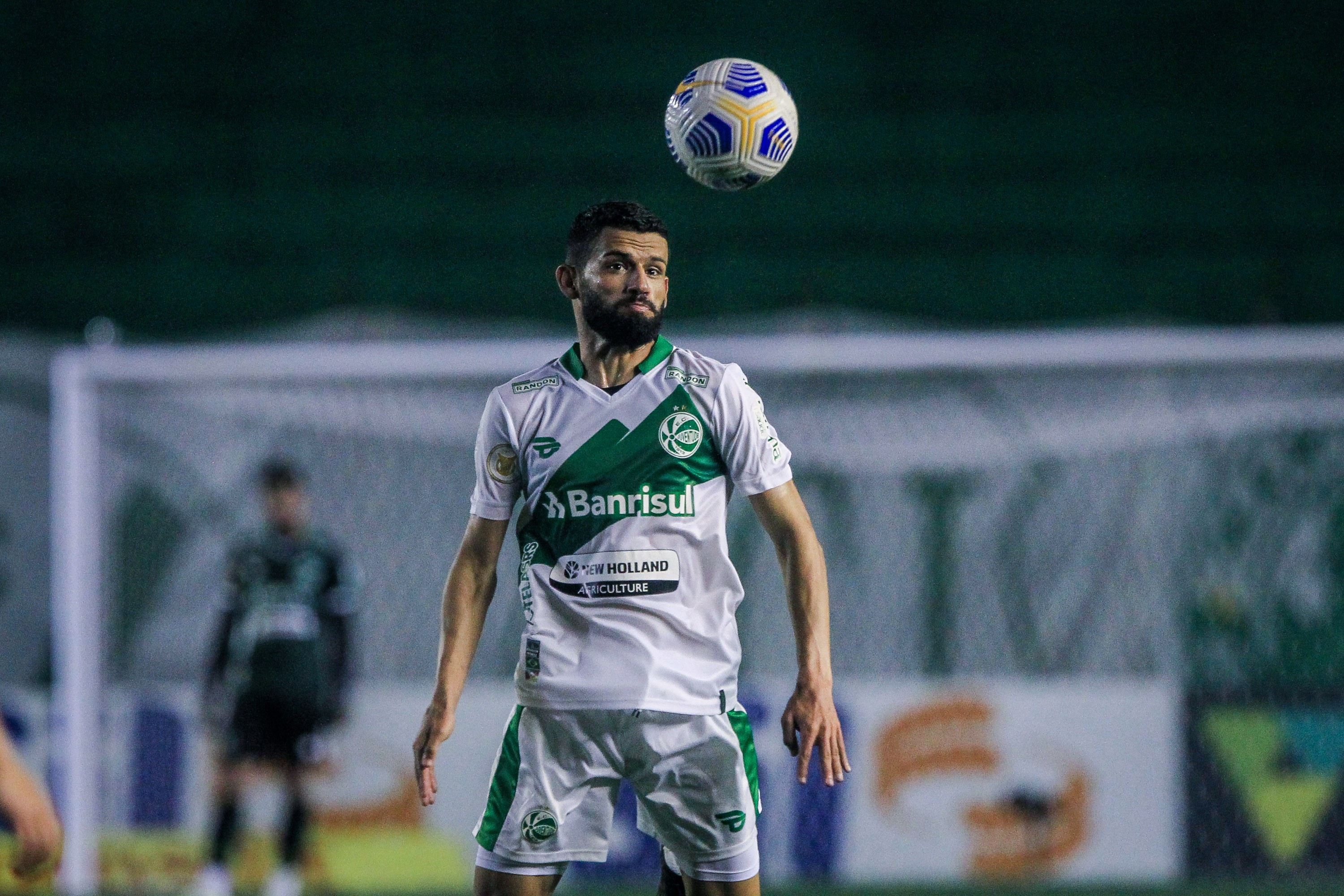 Athletico tem interesse em volante Jadson, do Juventude