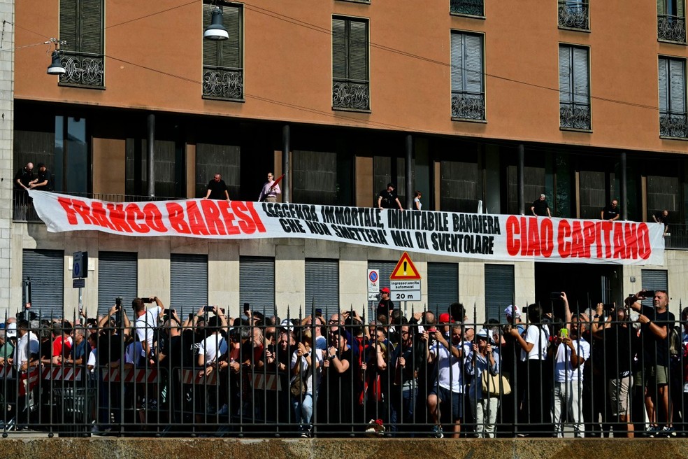 Torcedores homenageiam o ex-zagueiro Baresi — Foto: AFP