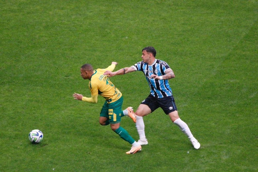 Wellington Silva e Carballo em Grêmio x Cuiabá — Foto: Gabriel Girardon
