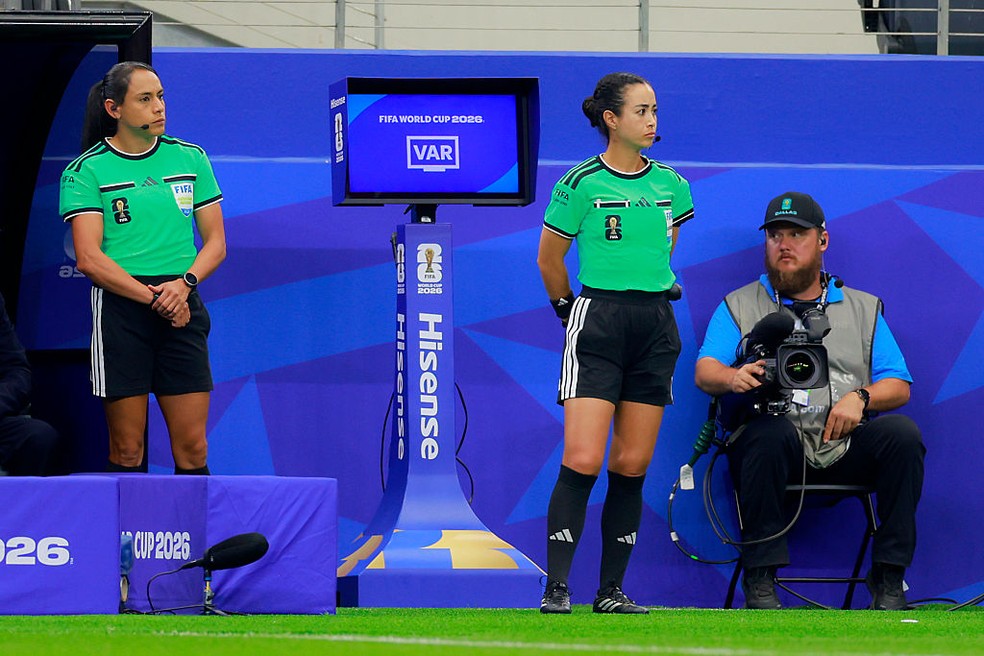 Sandra Ramírez e Katia García como auxiliares no jogo entre Inglaterra e Croácia