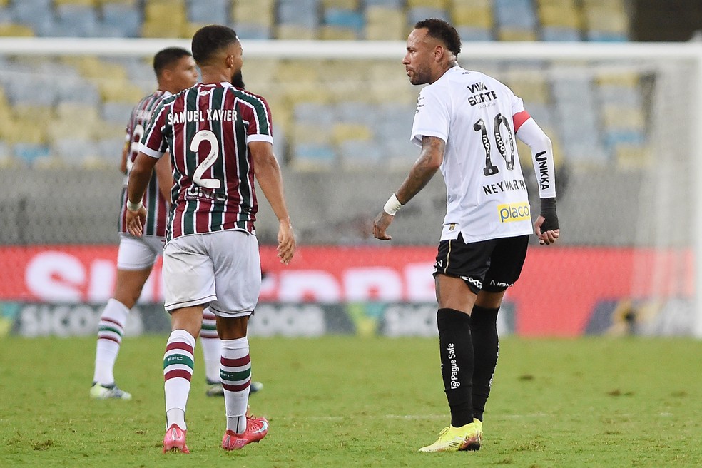 Samuel Xavier e Neymar discutem em Fluminense x Santos — Foto: André Durão / ge