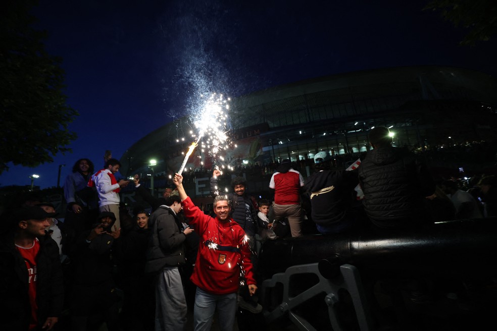 Torcida do Arsenal comemora o título inglês em Londres — Foto: Reuters/Andrew Boyers