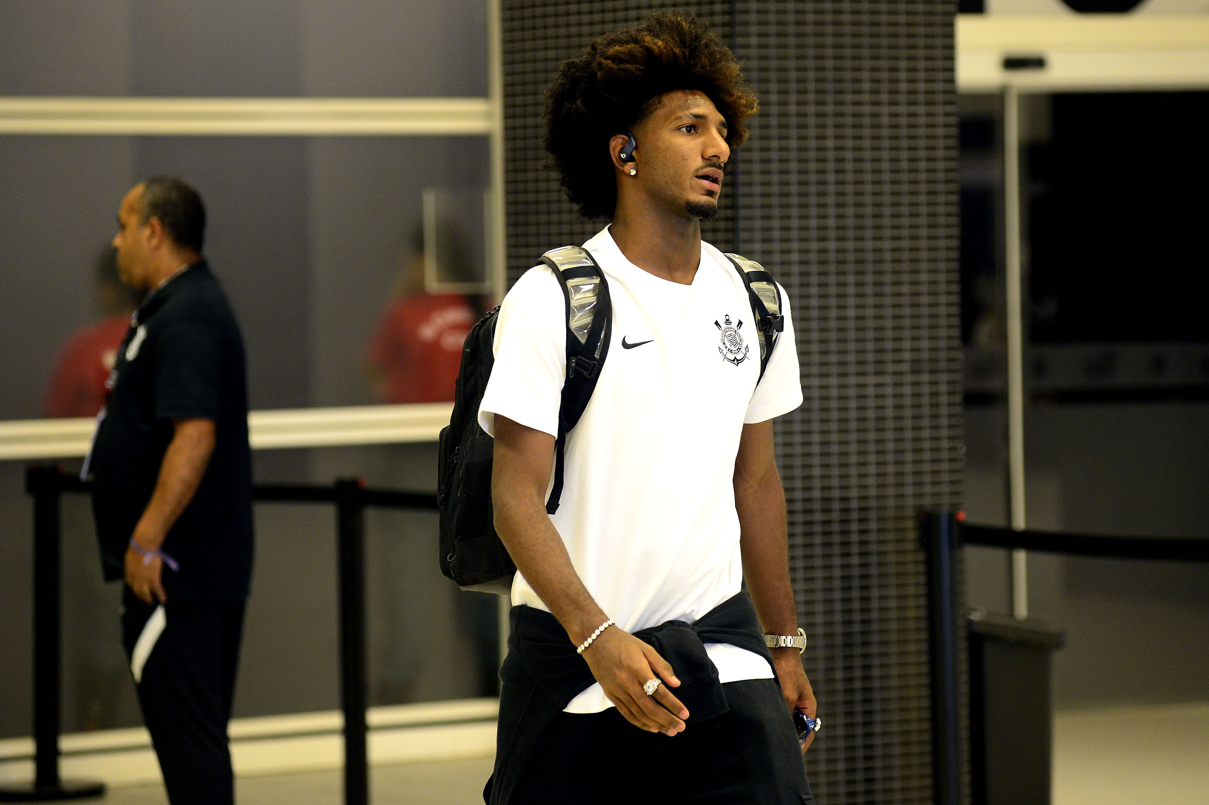 Internação de Talles Magno resulta na perda de três quilos no Corinthians.