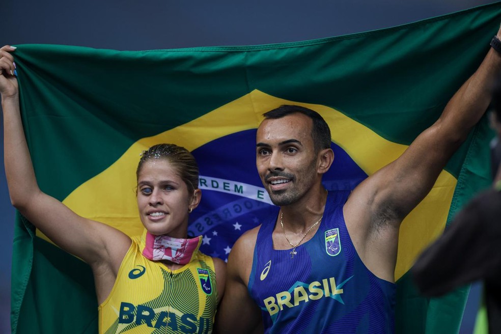Thalita Simpl&iacute;cio e o guia Felipe Veloso celebram ouro no Mundial Paral&iacute;mpico de atletismo &mdash; Foto: Cris Mattos / CPB