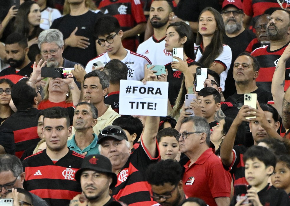 Torcida do Flamengo protesta contra Tite — Foto: André Durão/ge