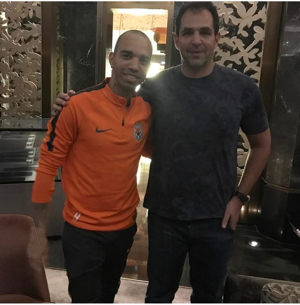 Diego Tardelli e Giuliano Bertolucci durante passagem do atacante pelo futebol chinês — Foto: Reprodução/Internet