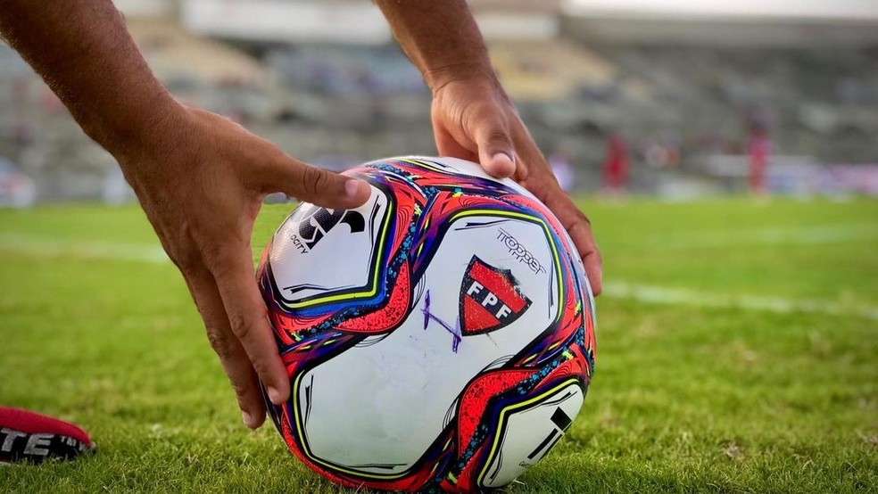 Bola sendo posicionada no gramado em jogo da 2� divis�o do Campeonato Paraibano  � Foto: Cristiano Sacramento / Internacional-PB