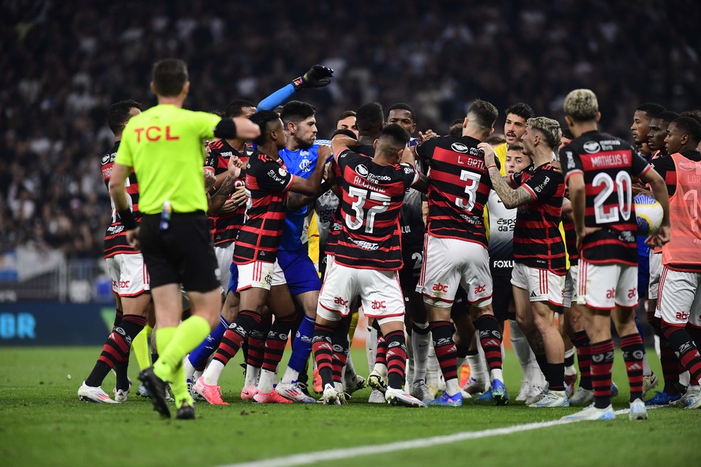 Confusão entre jogadores de Corinthians e Flamengo — Foto: Marcos Ribolli