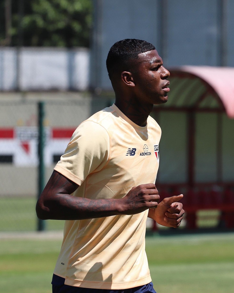 Arboleda treina no CT da Barra Funda — Foto: Divulgação / São Paulo