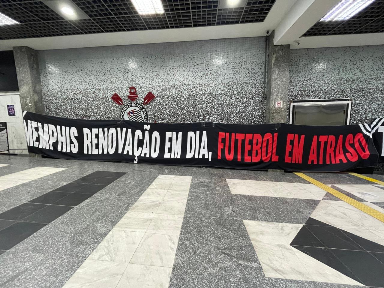 Organizadas do Corinthians protestam no clube e cobram Memphis: "Futebol em atraso"