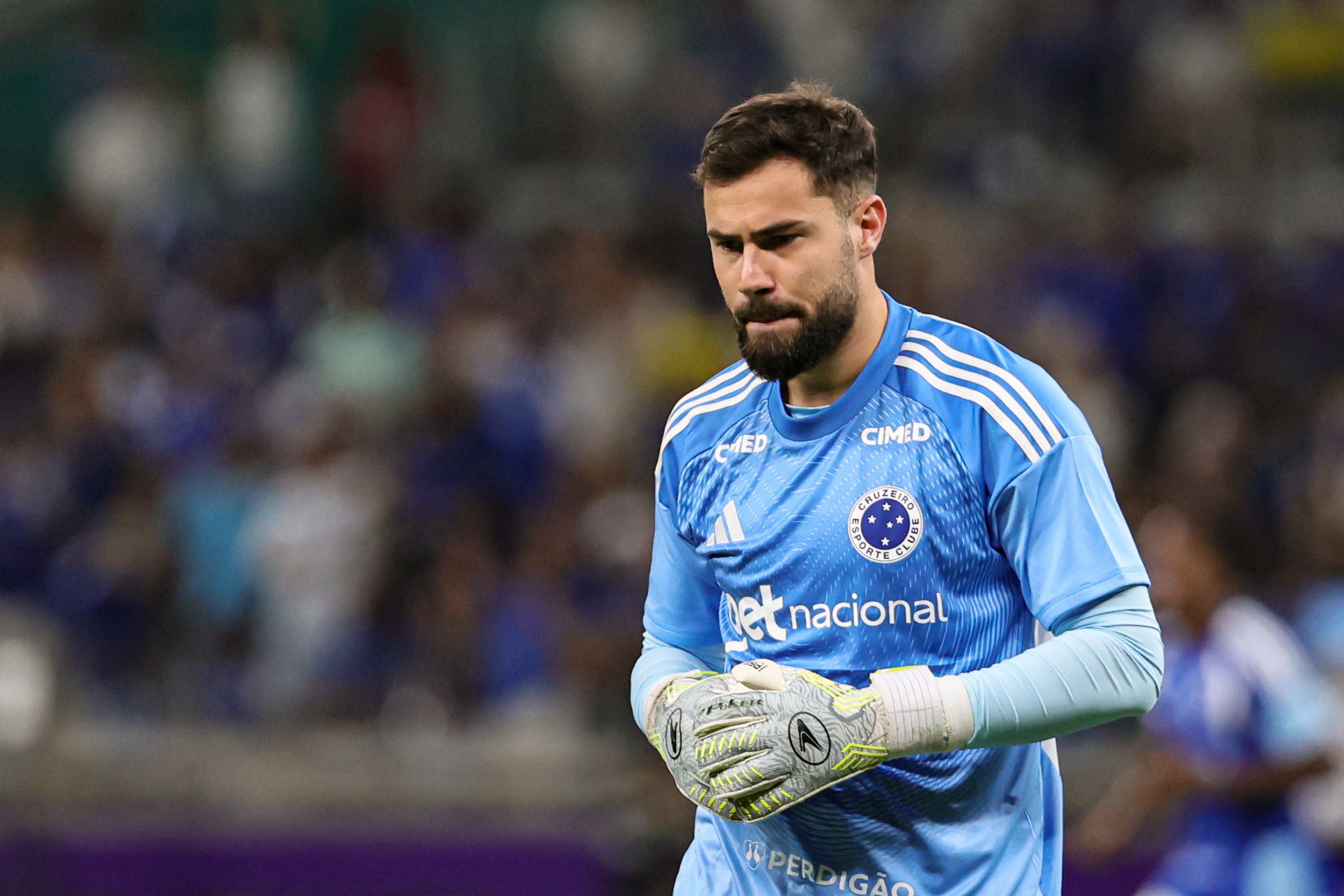 Matheus Cunha avalia futuro incerto no Cruzeiro enquanto diretoria considera empréstimo para jovem goleiro
