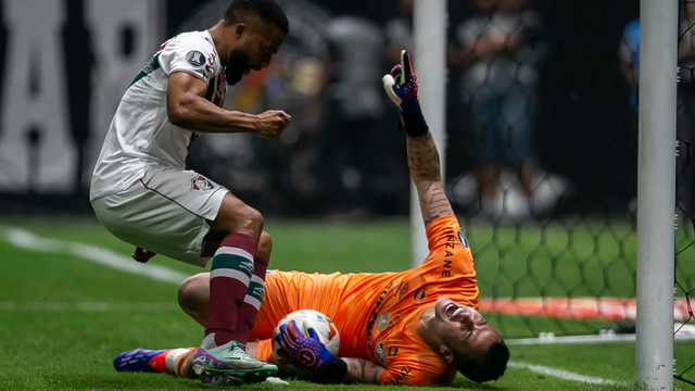 Fábio comemora pênalti defendido em Atlético-MG x Fluminense