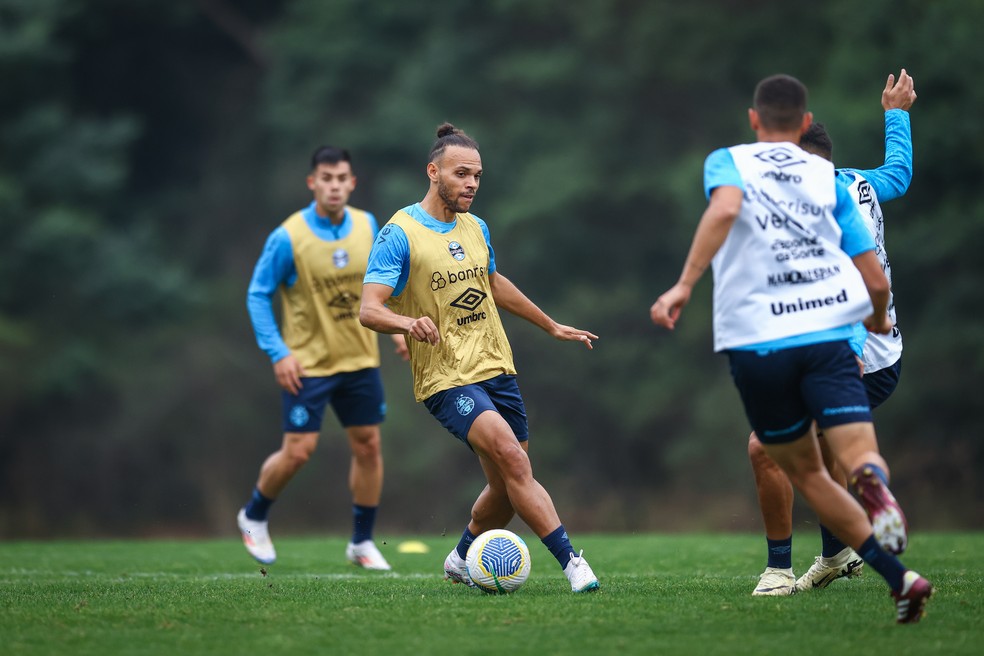 Braithwaite (Aravena ao fundo e Monsalve à direita) em treino do Grêmio — Foto: LUCAS UEBEL/GREMIO FBPA