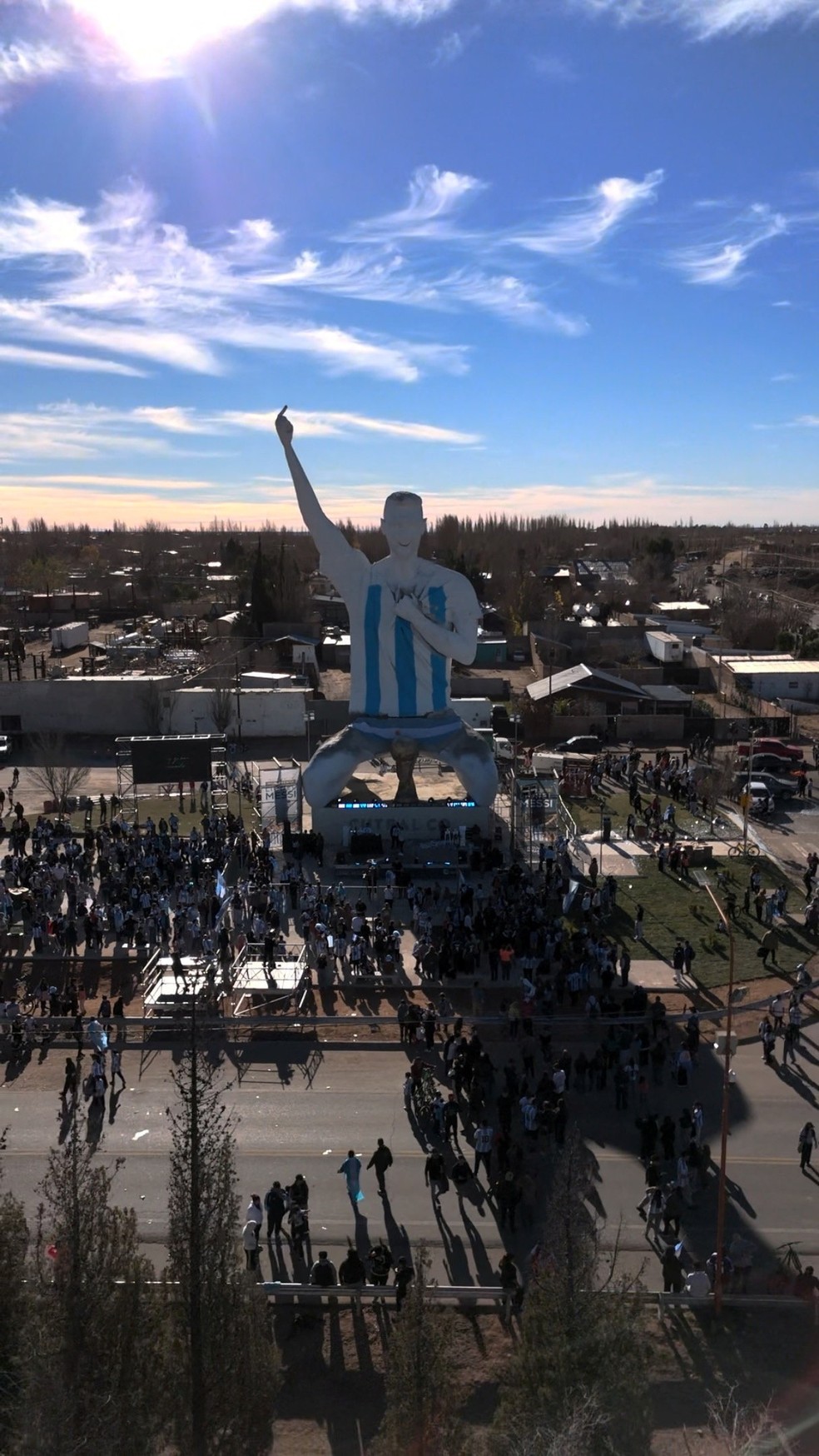Cidade na Argentina inaugura estátua de Lionel Messi — Foto: Carlos Martinez/via Reuters