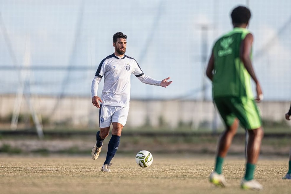 Gramados dos campos do CT do CSA chamam atenção pela cor amarelada — Foto: Allan Max/Ascom CSA