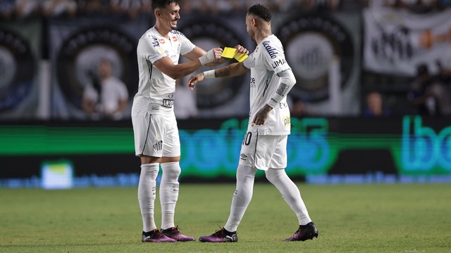 Neymar recebendo a faixa de capitão