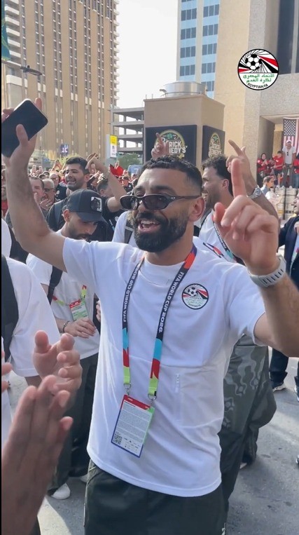 Salah canta e dança com colegas de seleção para comemorar classificação do Egito