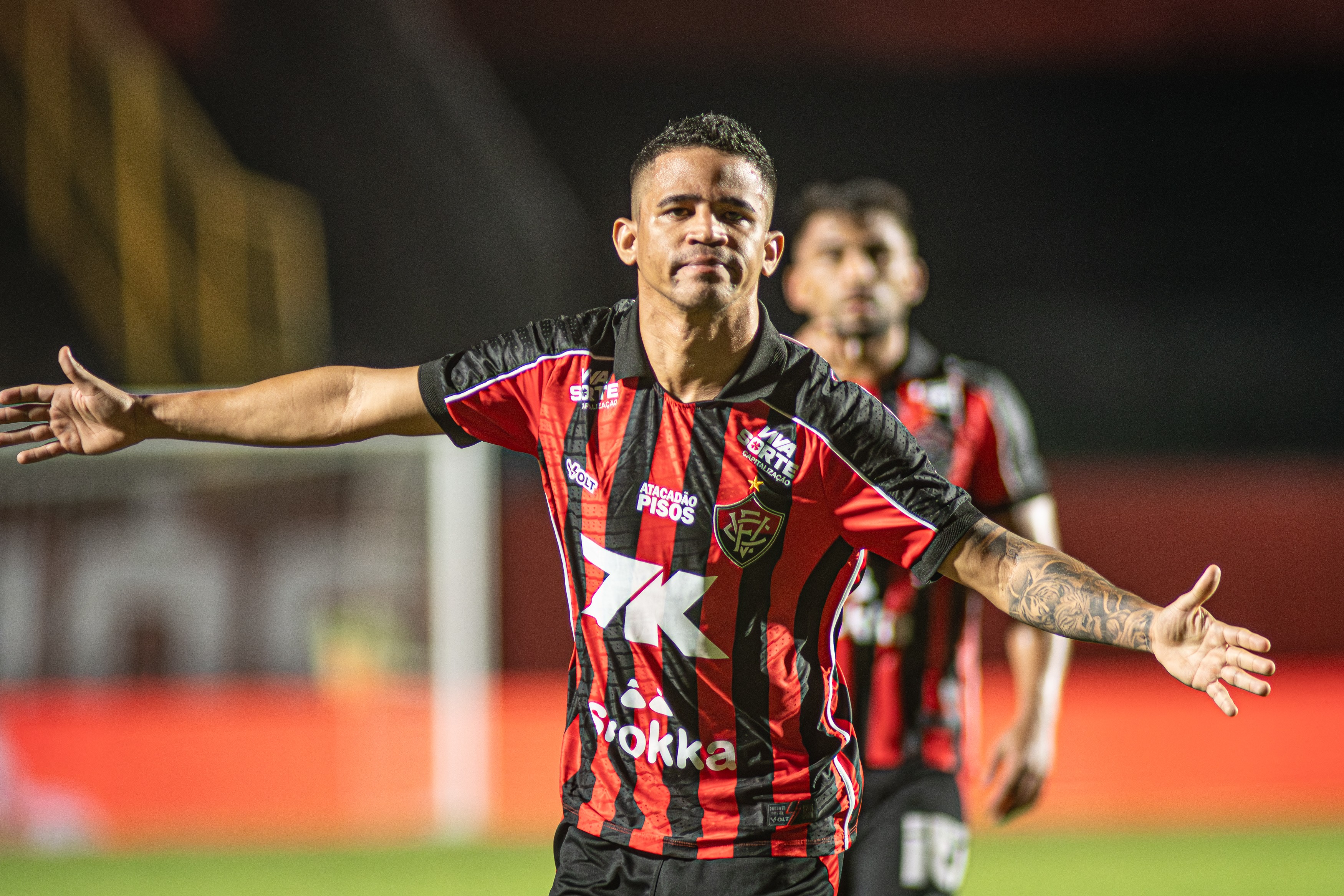 Atuações do Vitória: Erick sai do banco e resolve o jogo com golaço e assistência no Barradão