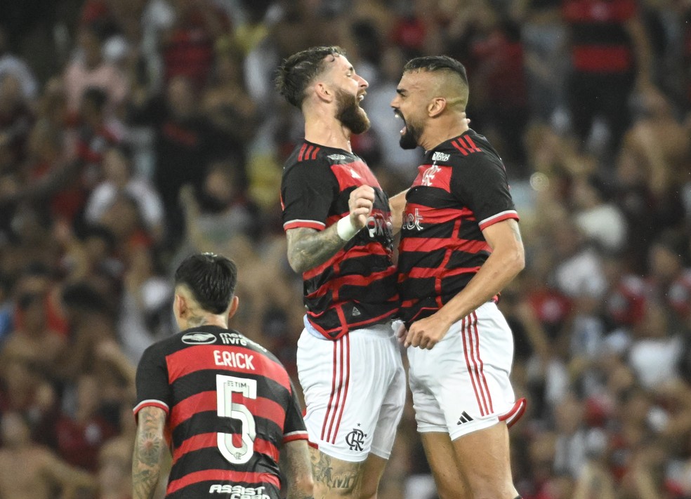 Léo Pereira e Fabrício Bruno comemoram a vitória sobre o Botafogo, pelo Carioca — Foto: André Durão