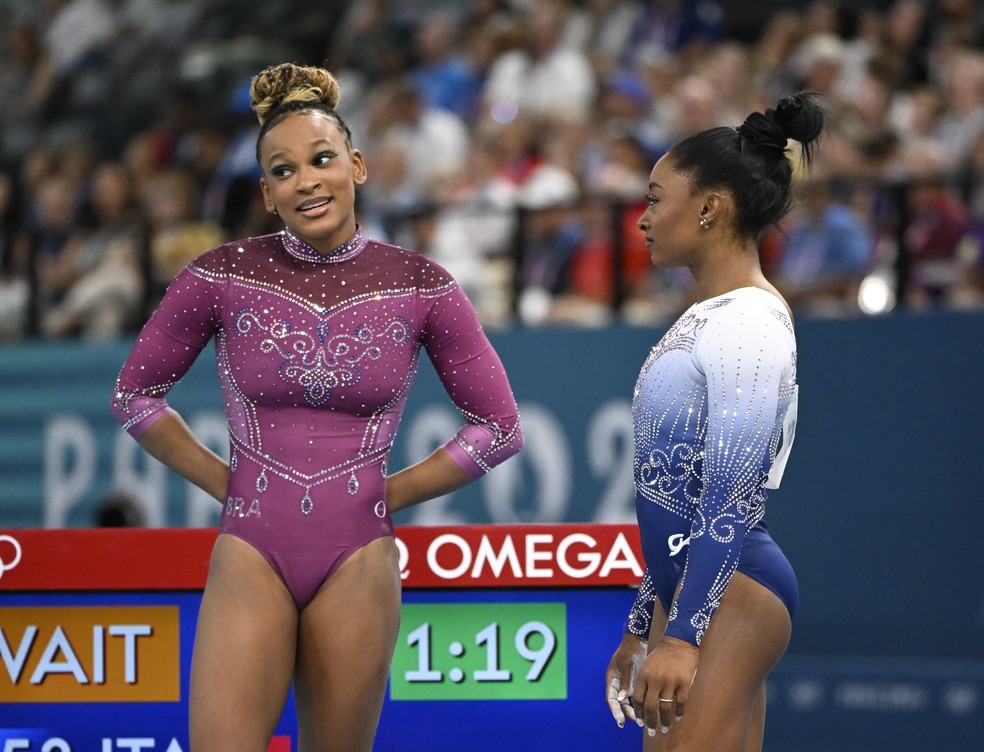 Rebeca Andrade e Simone Biles; Paris 2024; final da trave — Foto: André Durão