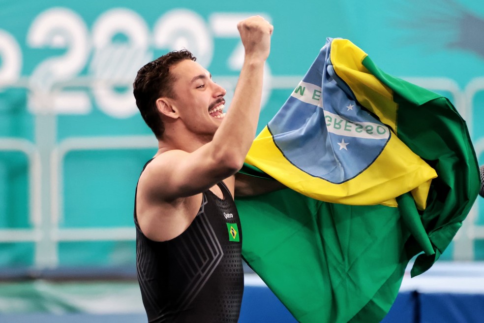 Rayan Dutra vibra com a medalha na ginástica de trampolim — Foto: Miriam Jeske/COB